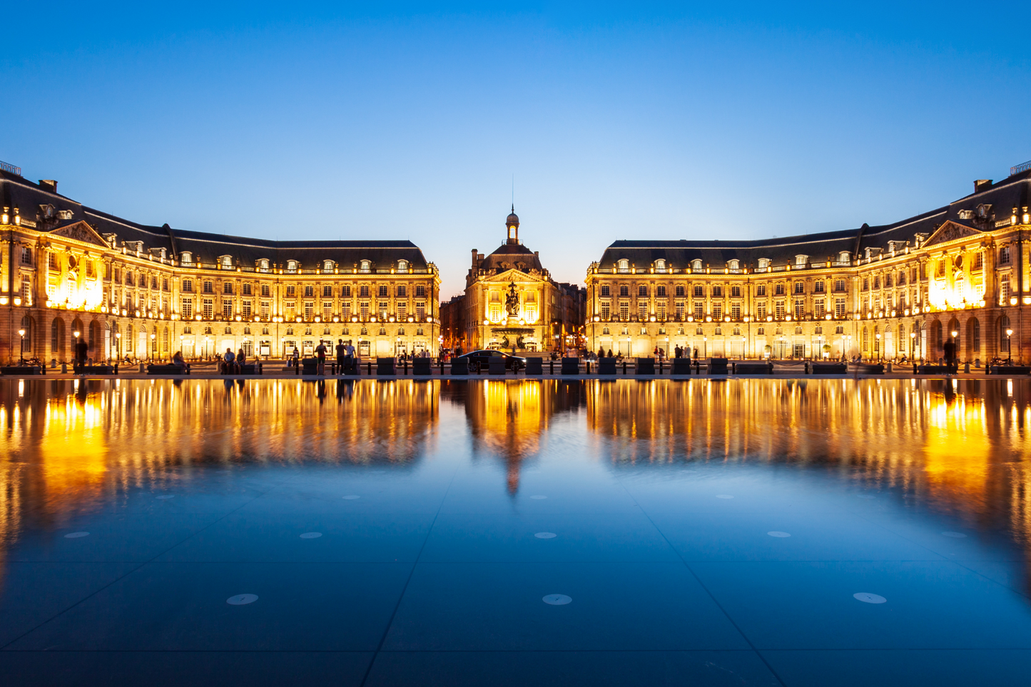Bordeaux Place de la Bourse Stock Exchange Square Water Mirror Miroir d'eau Excursion Day-Trip from Paris by night lights