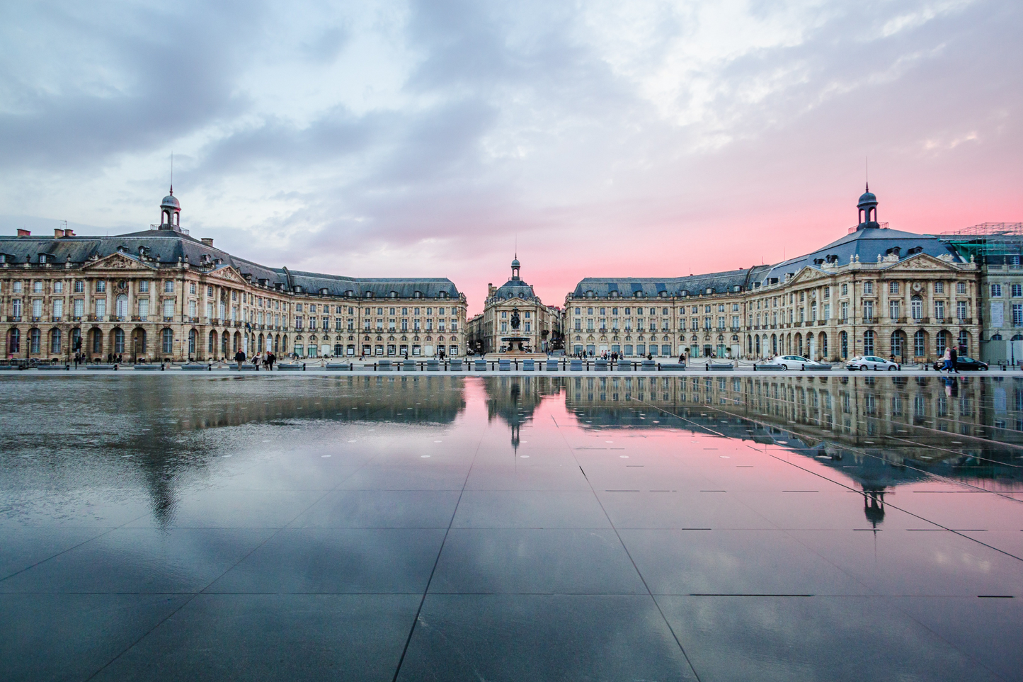 Rose sunset bordeaux place de la bourse miroir d'eau stock exchange square water mirror reflection bordeaux excursion from Paris to bordeaux day trip
