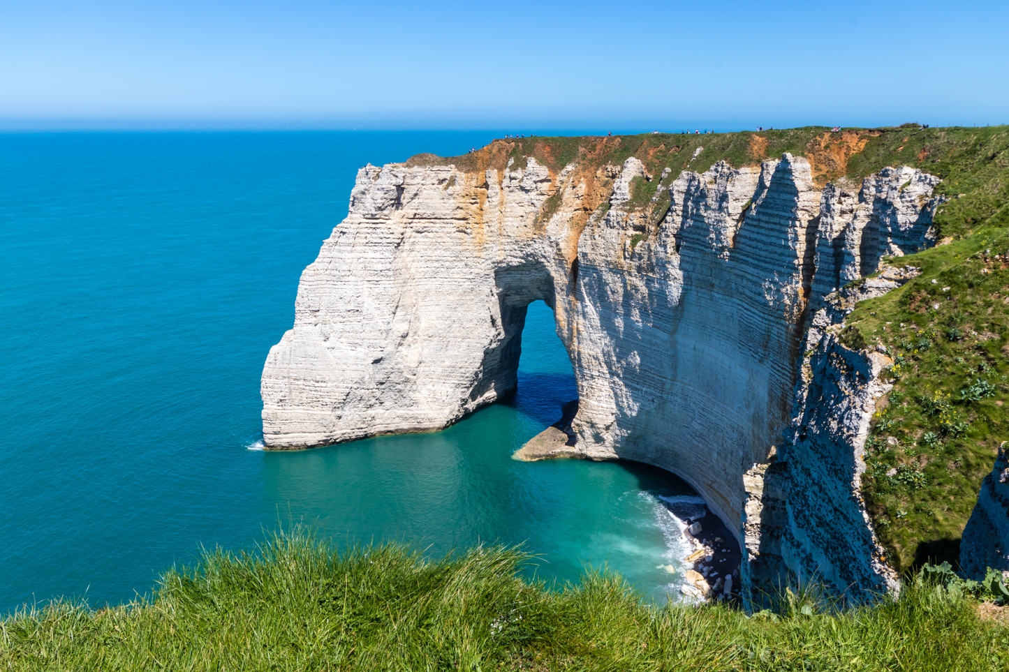 Étretat cliffs normandy blue sky summer excursion day trip Paris Étretat