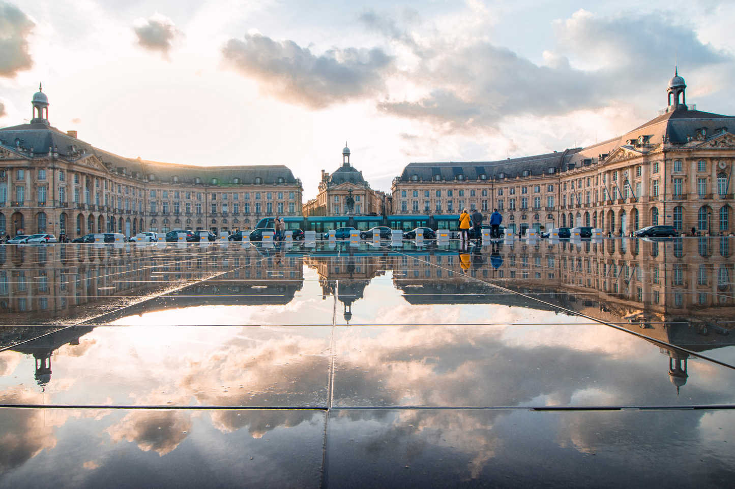 Water mirror Stock exchange square Miroir d'eau place de la bourse River of Bordeaux Reflection day trip excursion from Paris to Bordeaux