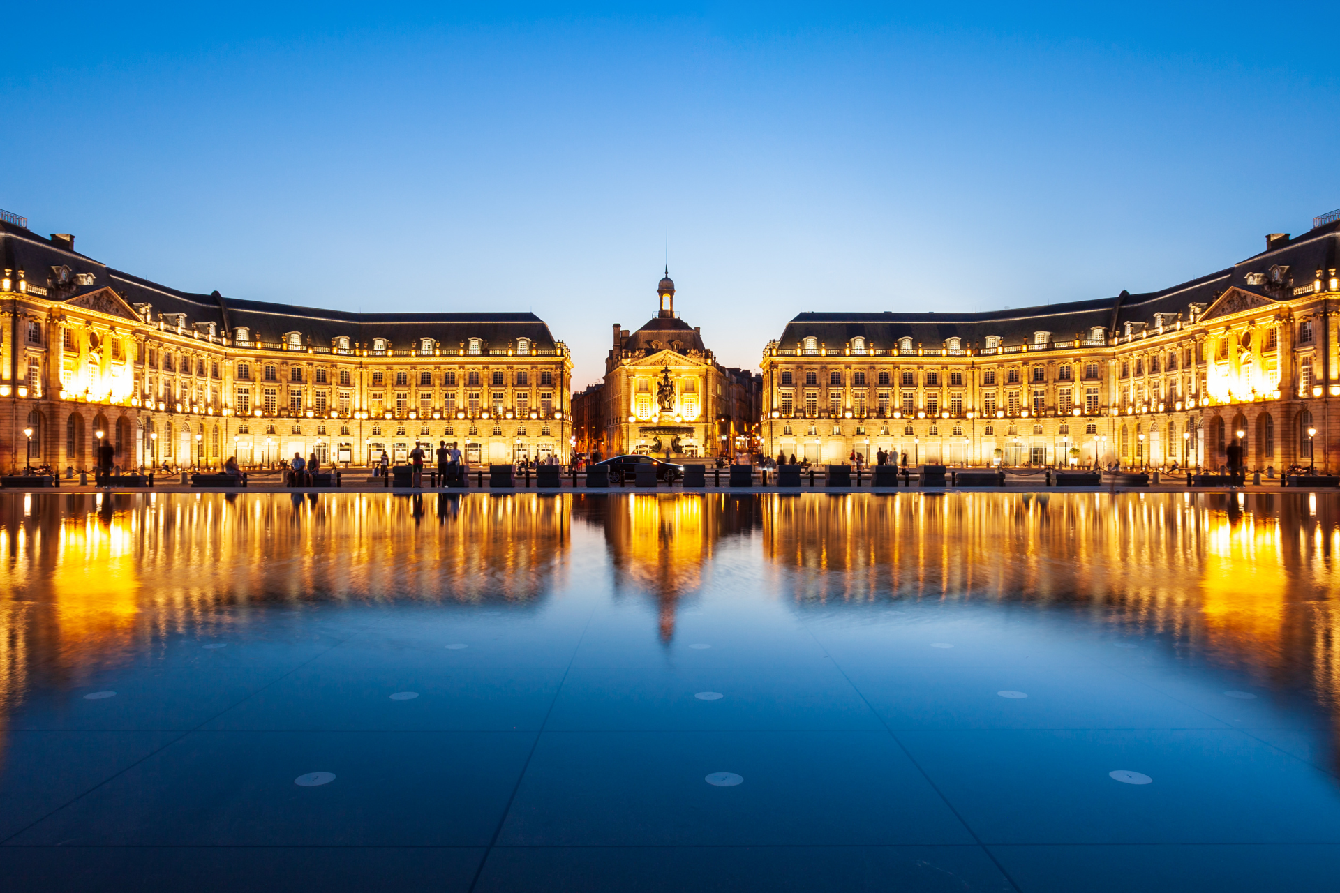 Bordeaux Place de la Bourse Stock Exchange Square Water Mirror Miroir d'eau Excursion Day-Trip from Paris by night lights