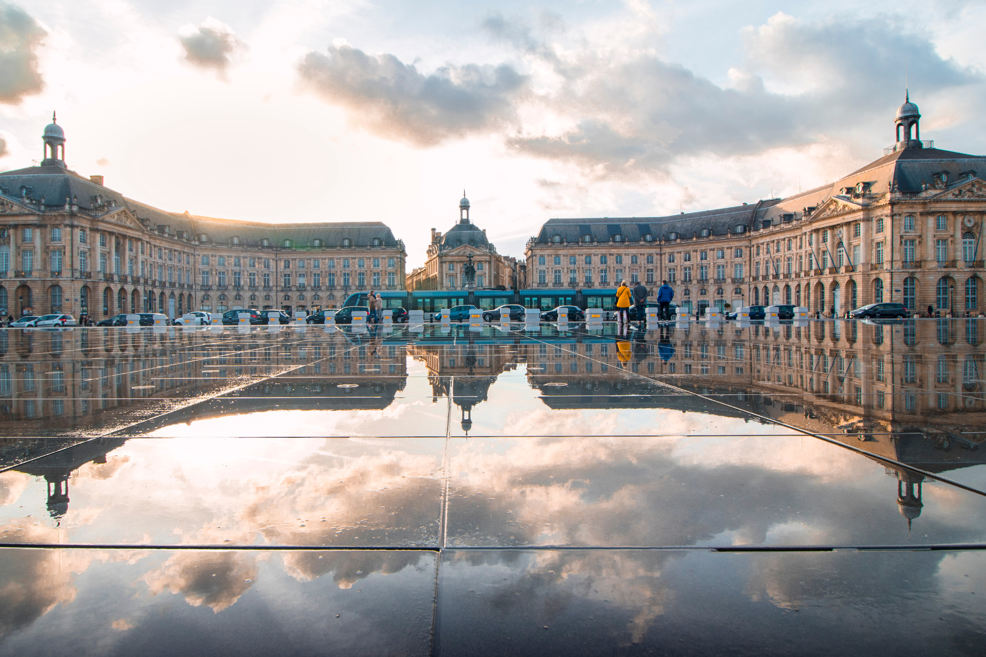 Water mirror Stock exchange square Miroir d'eau place de la bourse River of Bordeaux Reflection day trip excursion from Paris to Bordeaux